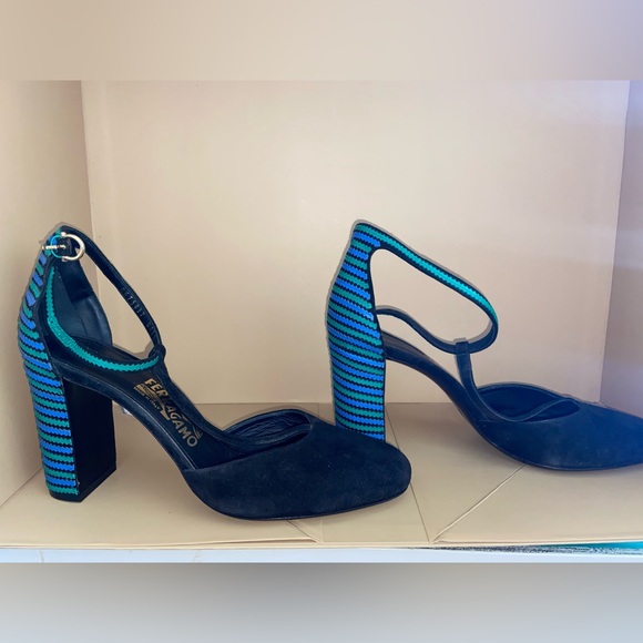 Beautiful color block Salvatore Ferragamo chunky t-strap heel. - Picture 3 of 10